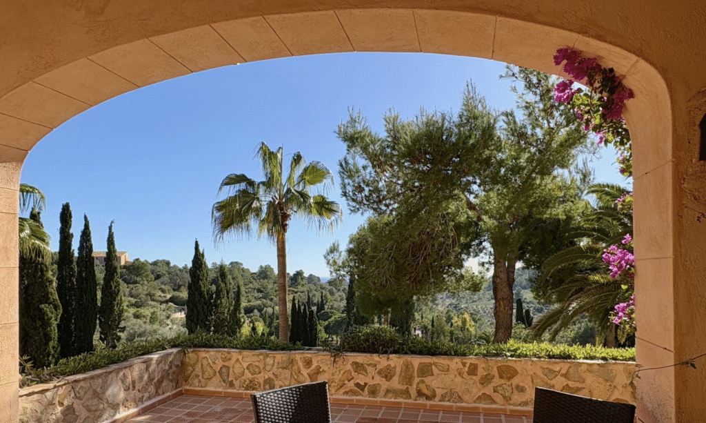 Finca mediterránea con vistas panorámicas al mar – tu escondite privado cerca de Son Macià