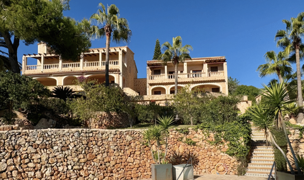 Finca mediterránea con vistas panorámicas al mar – tu escondite privado cerca de Son Macià