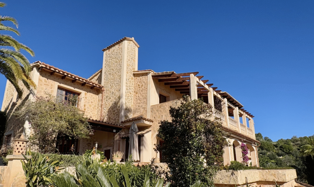 Finca mediterránea con vistas panorámicas al mar – tu escondite privado cerca de Son Macià