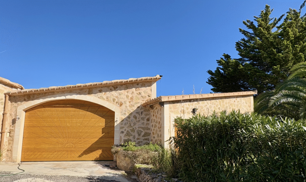 Finca mediterránea con vistas panorámicas al mar – tu escondite privado cerca de Son Macià
