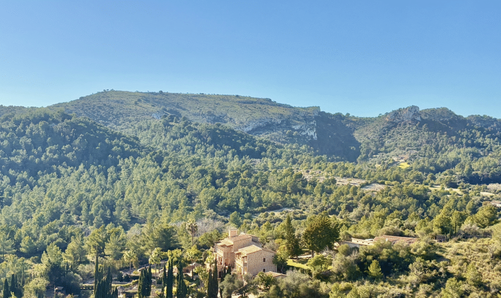 Finca mediterránea con vistas panorámicas al mar – tu escondite privado cerca de Son Macià