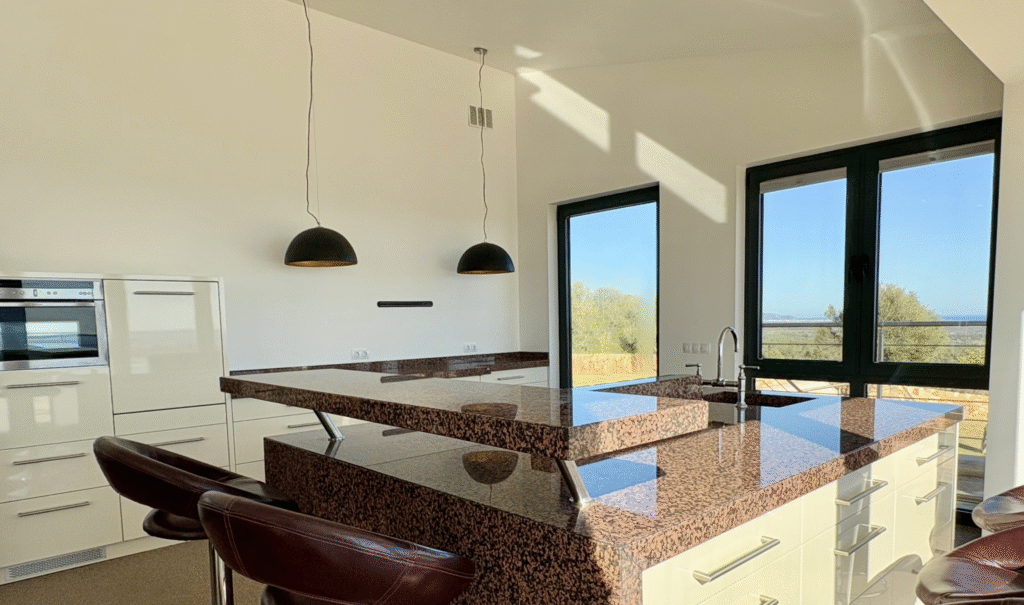 El lujo se une a la naturaleza: tu exclusiva finca de ensueño con vistas al mar