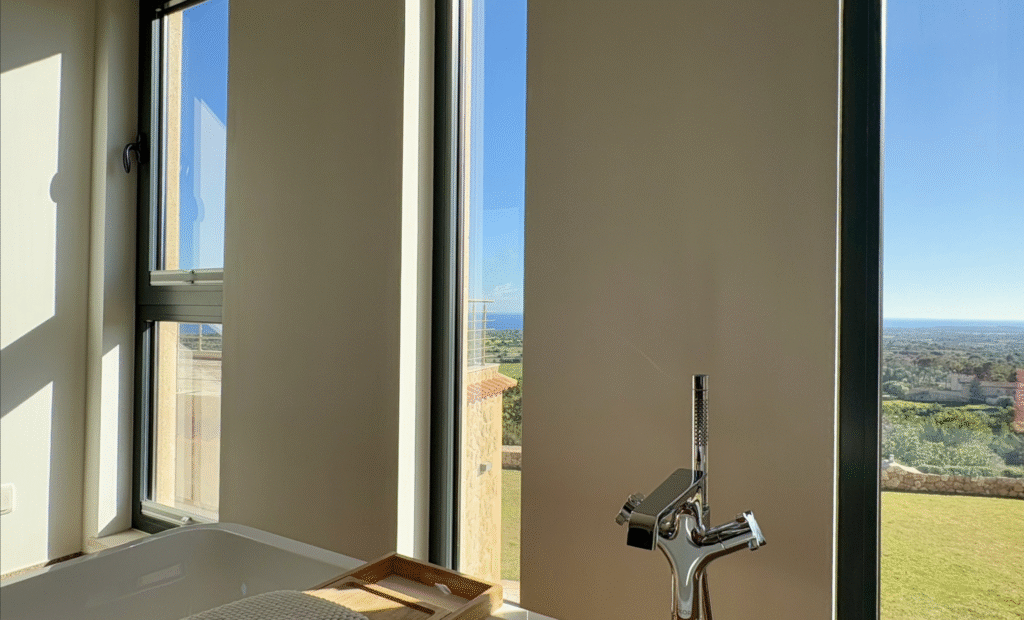 El lujo se une a la naturaleza: tu exclusiva finca de ensueño con vistas al mar