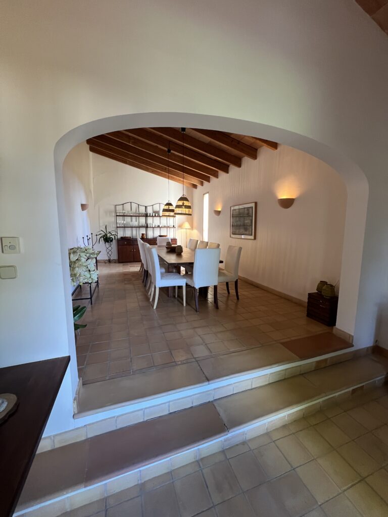 Stilvolle Residenz mit ETV, Weinberg & Orangenhain
